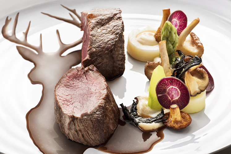 Hert met paddenstoelen, brandnetel, kastanje, bloemkool, aardappel en chips