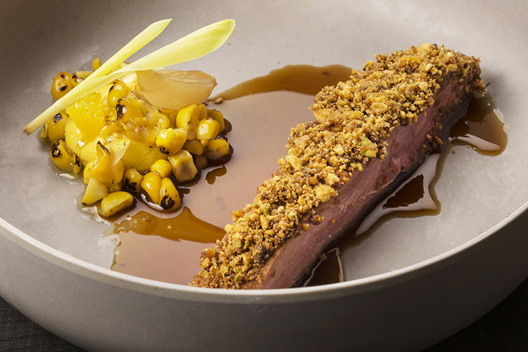 Gekonfijte eend met BBQ maïs, maïscrème en crumble van eendenhuid
