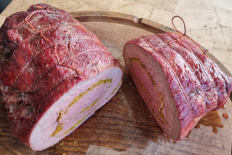 Rouleau de dessus de cuisse de Joviander préparé sur le Big Green Egg