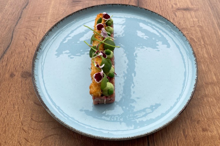 Tartaar van kalfsvlees met krokante asperge en een crème van erwten