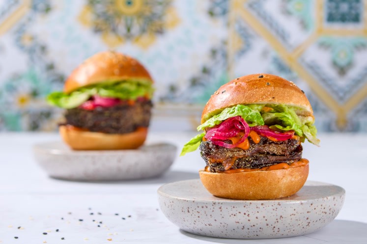 Vegan brioche met aubergineburger en guacamole