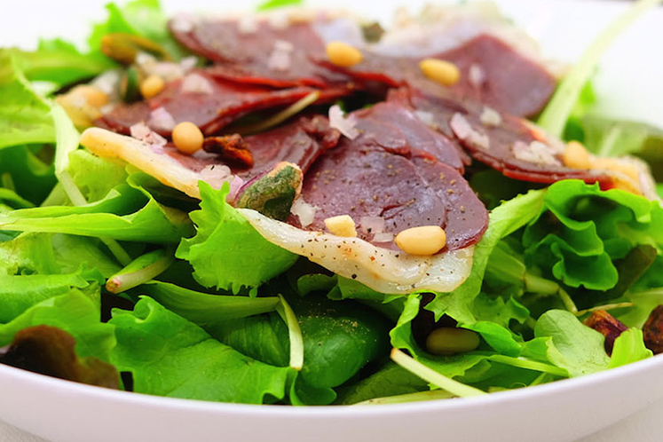 Salade met gerookte eendenborst en bereide veenbessen