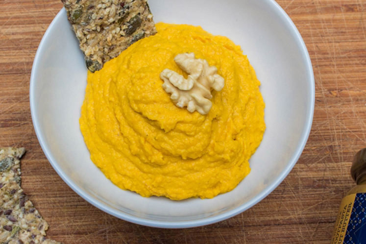 Dip van wortelen en walnootpasta