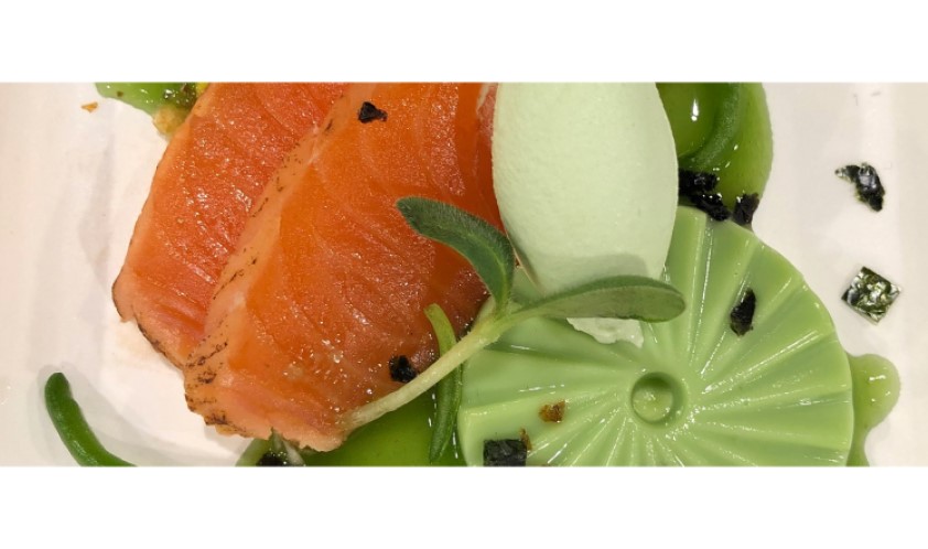 Flamed zalmloin met bereidingen van komkommer