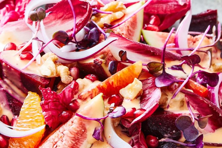 Roodlof salade met bieten, sinaasappel, vijgen en granaatappel