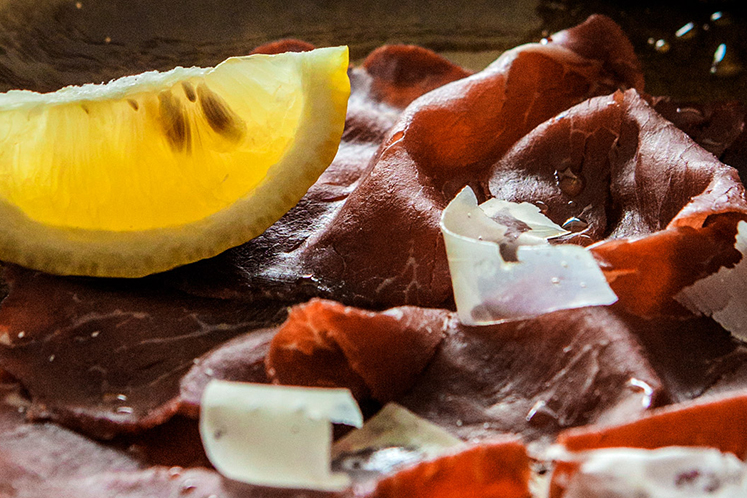 Bresaola met Parmezaanse kaas en citroen