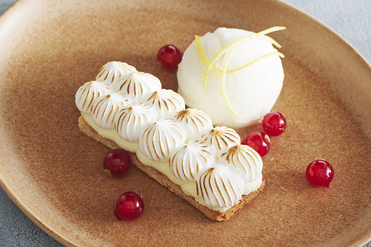 Citroencreatie met meringue en citroen sorbetijs