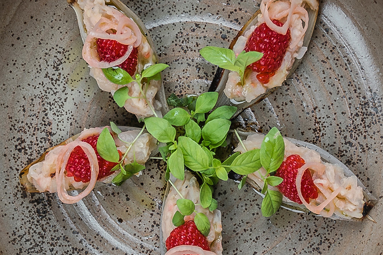 BBQ ‘oestertjes’ van sjalot met aardappel en framboos